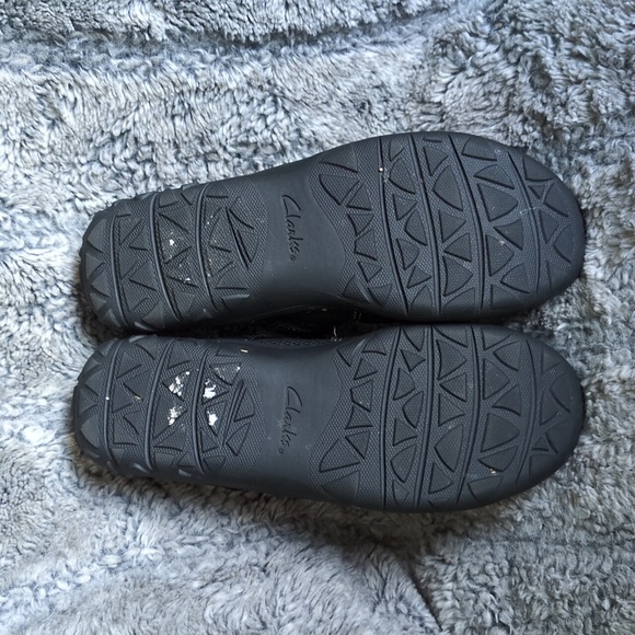 Clarks Black Flats with Rounded Toe and Comfortable Slip-On Design - Picture 7 of 7